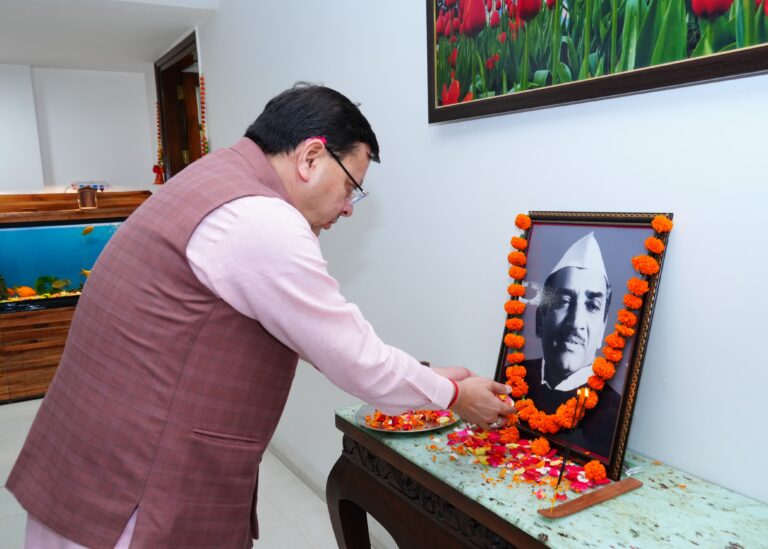 मुख्यमंत्री धामी ने हिमालय पुत्र स्व.हेमवती नंदन बहुगुणा की जयंती पर की जयंती पर श्रद्धा सुमन अर्पित किए