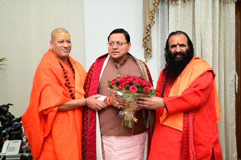 मुख्यमंत्री श्री  धामी से निरंजनी अखाड़े के आचार्य महामंडलेश्वर स्वामी कैलाशानंद गिरि जी महाराज एवं  अखाड़ा परिषद के अध्यक्ष स्वामी रविन्द्रपुरी जी महाराज ने शिष्टाचार भेंट