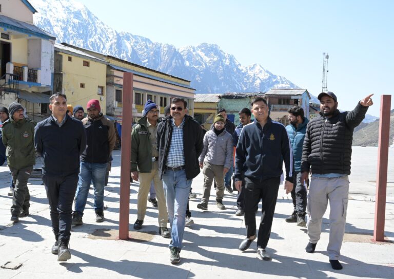 मुख्य सचिव श्री आनन्द बर्द्धन ने केदारनाथ यात्रा व्यवस्थाओं का लिया जायजा, पुनर्निर्माण कार्यों और यात्रियों की सुविधाओं का किया निरीक्षण