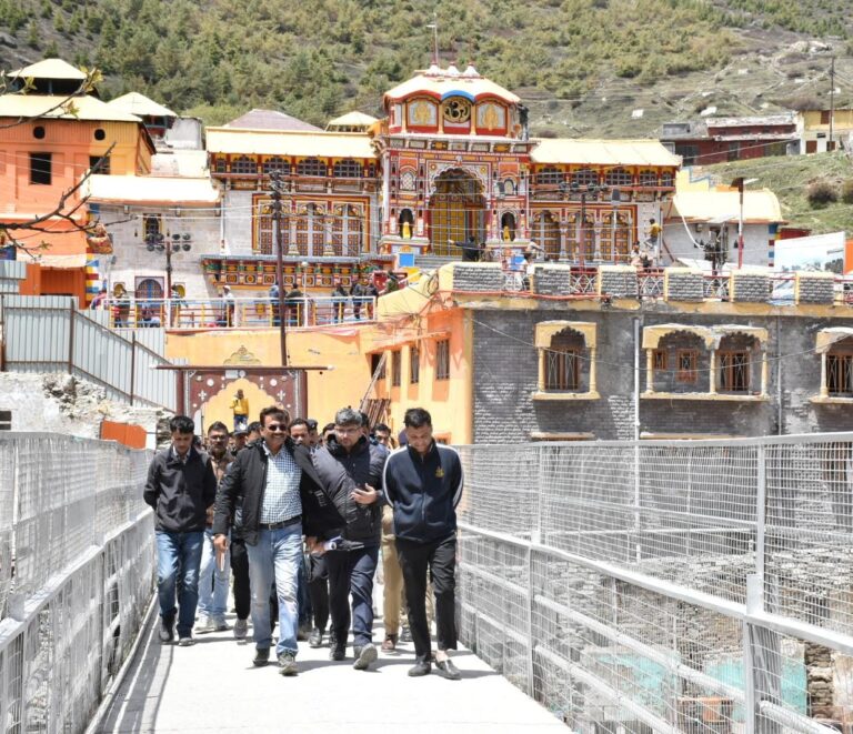 मुख्य सचिव श्री आनन्द बर्द्धन ने बद्रीनाथ धाम में मास्टर प्लान के कार्यो का किया निरीक्षण