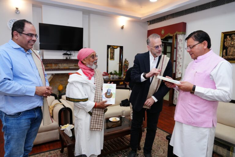 मुख्यमंत्री श्री पुष्कर सिंह धामी से पद्मभूषण डॉ अनिल प्रकाश जोशी के साथ डॉ. कोरे ग्लिकमैन,अमित ने की मुलाकात