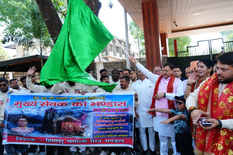 मुख्यमंत्री श्री पुष्कर सिंह धामी ने चारों धामों में “मुख्य सेवक भंडारा” के सेवादारों की टीम को हरी झंडी दिखाई