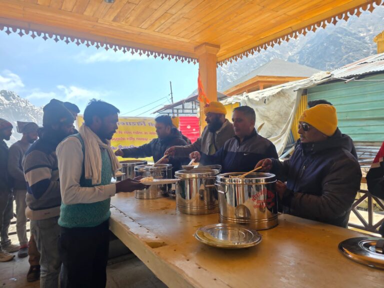 बीकेटीसी के सहयोग से केदारनाथ धाम में गोपेश्वर के व्यापारियों की संस्था ” श्री राम बिखुजी” द्वारा भंडारा शुरू हुआ