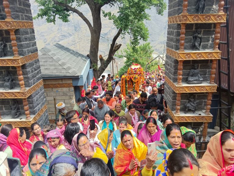 श्री बदरीनाथ धाम हेतु ज्योर्तिमठ से आदि गुरु शंकराचार्य जी की गद्दी,श्री गरूड़ जी , तेलकलश एवं रावल अमरनाथ नंबूदरी का प्रस्थान