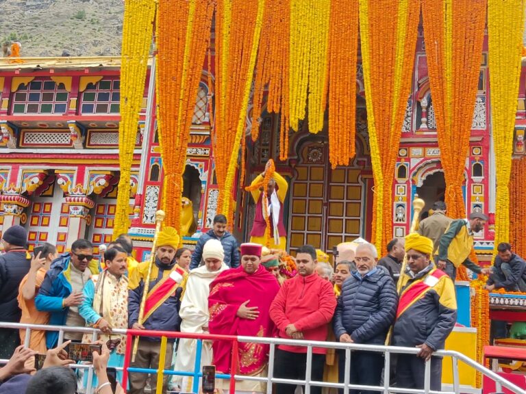 आदि गुरु शंकराचार्य जी की गद्दी, श्री उद्धव जी श्री कुबेर जी श्री गरुड़ जी की डोली रावल सहित श्री बदरीनाथ धाम पहुंचे; सी ई ओ  विजय प्रसाद थपलियाल