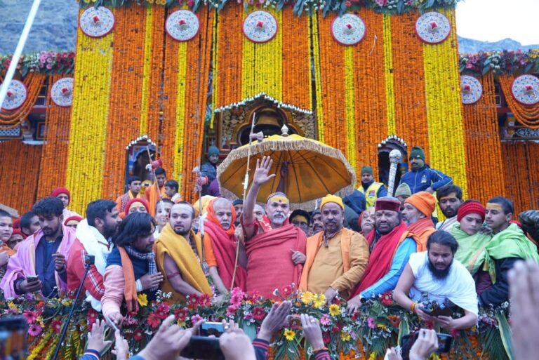 आज वैशाख शुक्ल सप्तमी को भूवैकुण्ठ के सर्वस्व भगवान बदरीनाथ जी के कपाट 6 माह के  लिए खोल दिए है