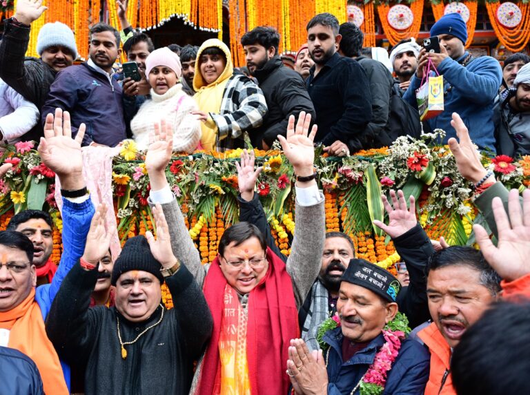 जय बदरीविशाल के उदघोष के साथ विश्व प्रसिद्ध श्री बदरीनाथ धाम के कपाट खुले