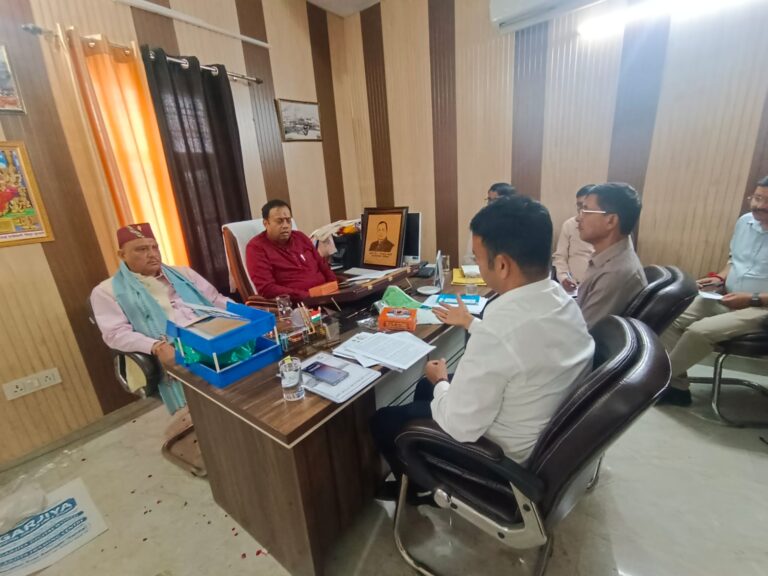 नव‌नियुक्त बीकेटीसी अध्यक्ष हेमंत द्विवेदी तथा उपाध्यक्ष विजय कपरवाण ने कार्यभार ग्रहण किया