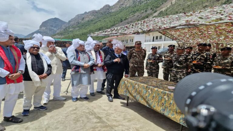 पिथौरागढ़ पहुंचे केंद्रीय मंत्री जेपी नड्डा, सेना के जवानों से की मुलाकात