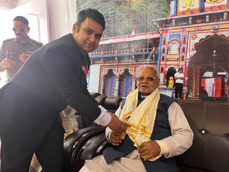 भगवान बदरीविशाल के दर्शन को पहुंचे केंद्रीय मंत्री जीतन राम मांझी।  • श्री बदरीनाथ धाम यात्रा व्यवस्थाओंं को सराहा