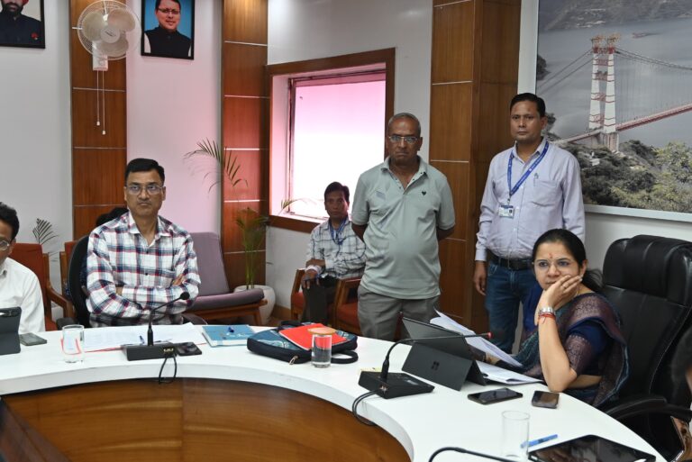 जिलाधिकारी टिहरी गढ़वाल नितिका खंडेलवाल ने जनता मिलन कार्यक्रम में सुनी लोगों की समस्याएं