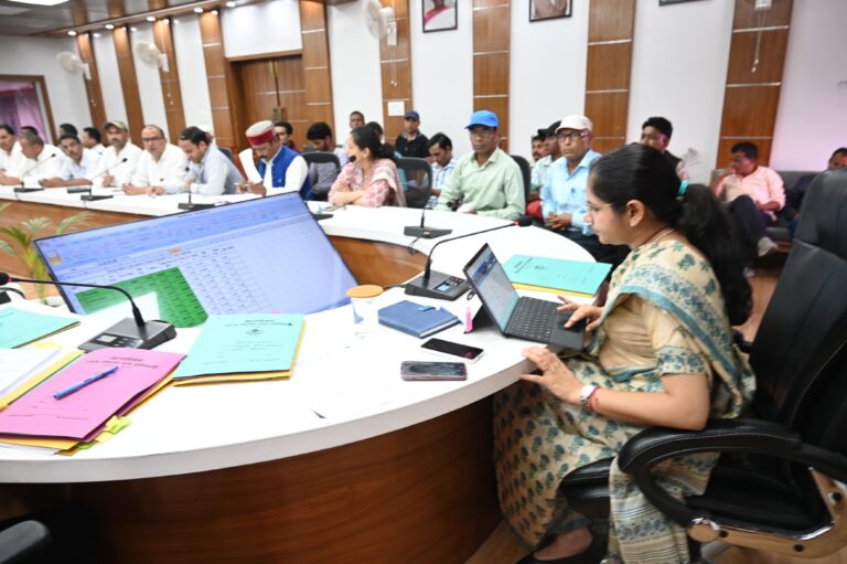 Tehri की तीन खबर पढ़ें एक साथ, संवेदनशील स्थानों पर जेसीबी के साथ उच्च तकनीकी व्यवस्थाएं की जाए तैनात– जिलाधिकारी टिहरी गढ़वाल