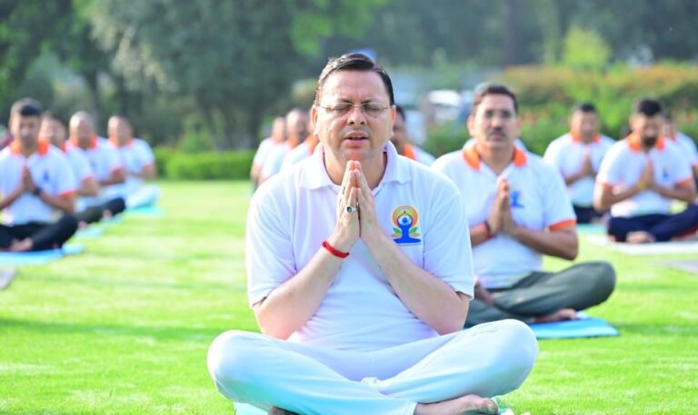 सीएम धामी के साथ अधिकारियों व कर्मचारियों ने किया योग जानिए सभी समाचार