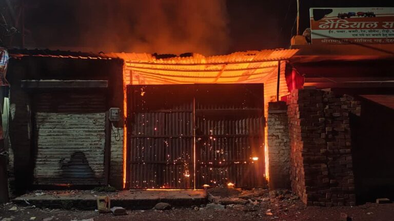 देर रात कबाड़ की दुकान में लगी आग, 6 गाड़ियों ने पाया काबू जानिये सभी खबर