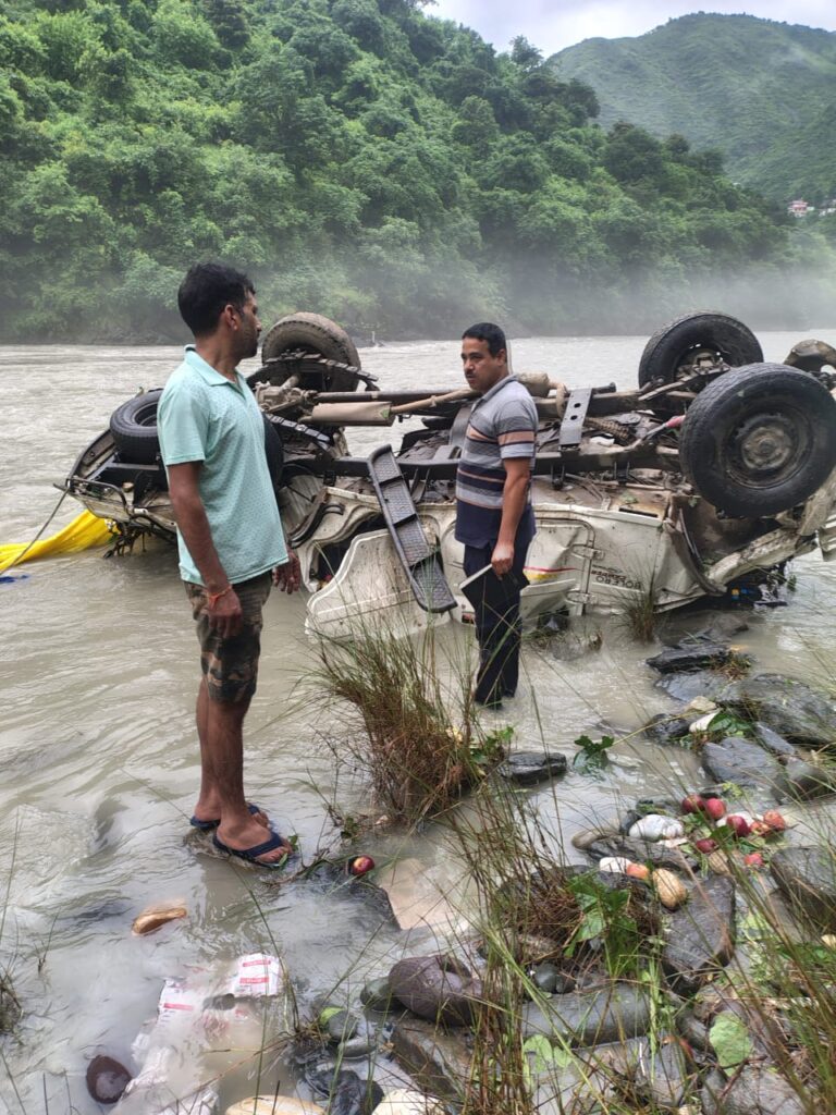 यमुना नदी में गिरा पिकअप, 4 गंभीर जानिए गम्भीर आरोप की खबरें