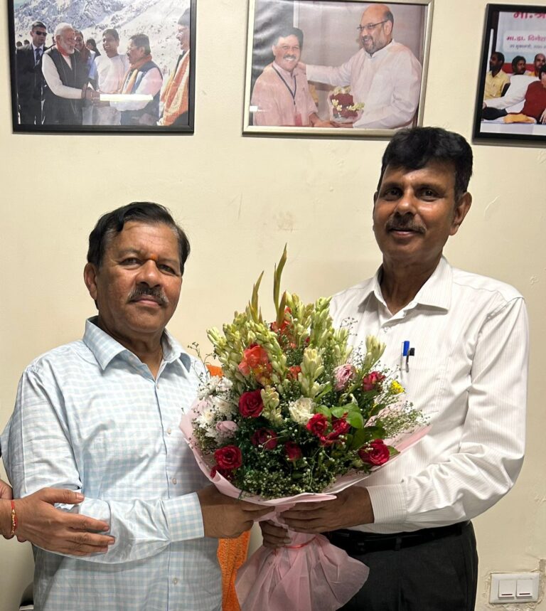 बीजेपी के वरिष्ठ नेता राजेश्वर  पैन्यूली ने पूर्व राष्ट्रीय उपाध्यक्ष श्री श्यामजाजू  जी से सौजन्य भेंट की