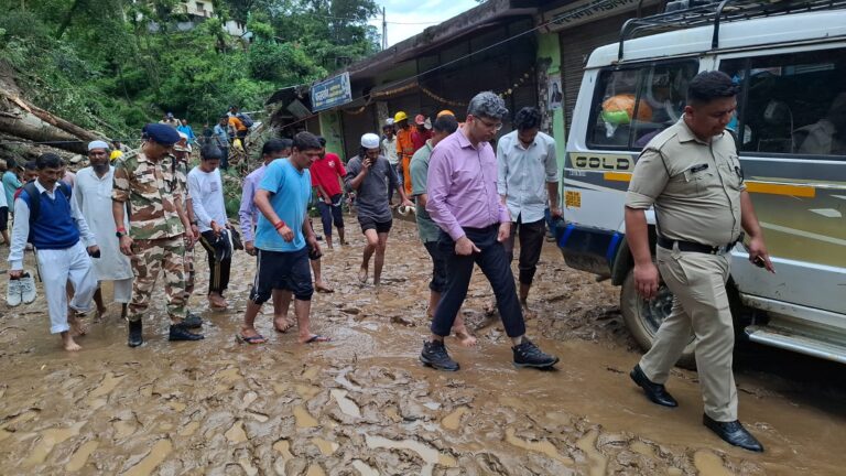 मुख्यमंत्री धामी ने दिए राहत एवं बचाव कार्यों में स्वास्थ्य विभाग  को त्वरित कार्रवाई के निर्देश डी एम संदीप तिवारी को सहारा जानिए सभी समाचार