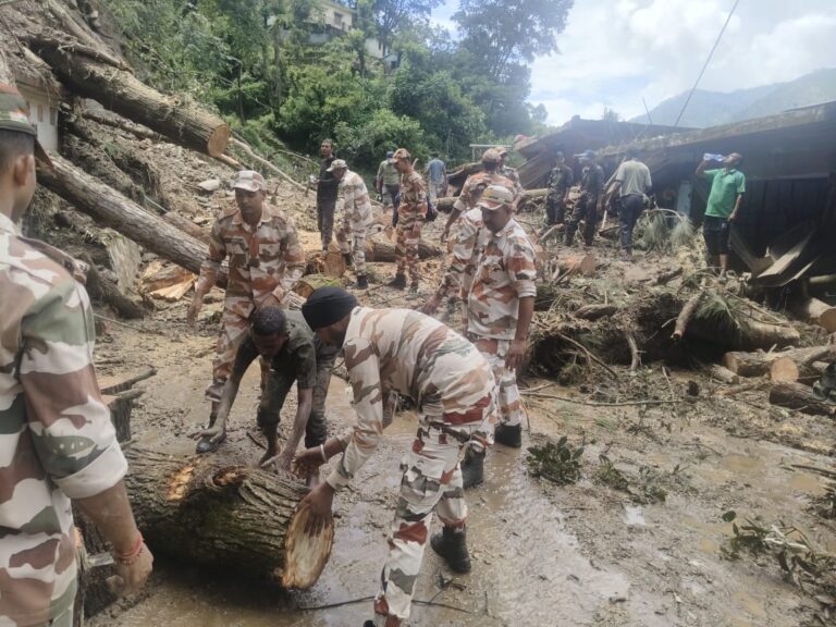 सी एम के आदेश से थराली में राहत और बचाव कार्यों को किया जा रहा है