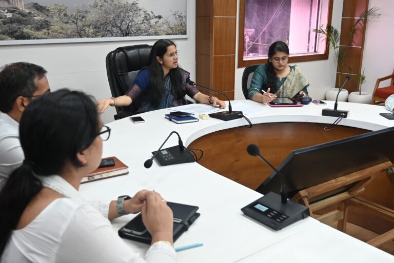 जल जीवन मिशन की प्रगति पर डी एम नितिका खण्डेलवाल ने ली समीक्षा बैठक