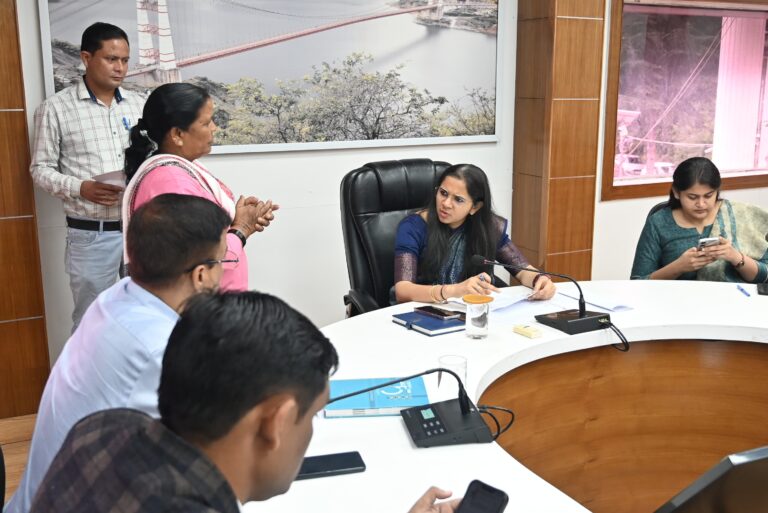 मुख्यमंत्री के आदेशानुसार जिलाधिकारी  नितिका खंडेलवाल ने जनता मिलन में सुनी लोगों की समस्याएं