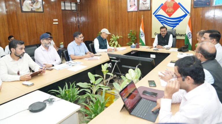 मुख्य सचिव  आनन्द बर्द्धन ने  प्रदेश में आपदा प्रभावितों क्षेत्रों, विशेषकर धराली आपदा प्रभावितों के लिए राहत एवं पुनर्वास कार्यों की समीक्षा की