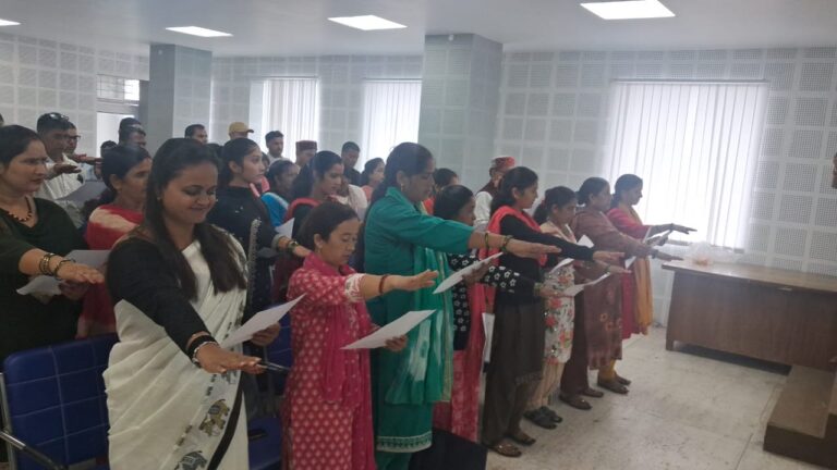 प्रतापनगर ब्लॉक सभागार में नवनिर्वाचित प्रमुख मनीषा के साथक्षेत्र पंचायत सदस्यों ने शपथ ग्रहण किया  जानिए अन्य शपथ के समाचार