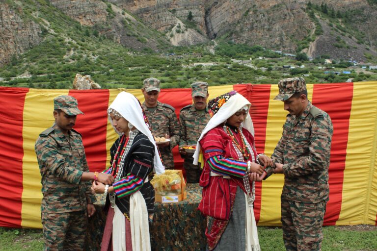 हरिद्वार में हाईवे के बीचों-बीच बने गहरे गड्ढे, फ्लाईओवर किया गया बंद जानिये सभी समाचार