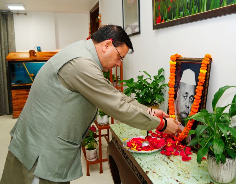 मुख्यमंत्री पुष्कर सिंह धामी ने महान स्वतंत्रता संग्राम सेनानी गोविंद वल्लभ पंत जी को श्रद्धांजलि अर्पित की