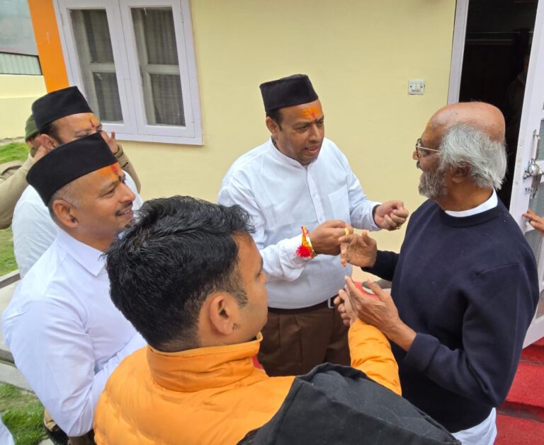 श्री बदरीनाथ धाम दर्शन को पहुंचे सुपर स्टार रजनीकांत