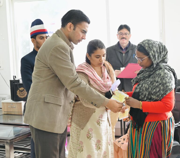 देहरादून,जिलाधिकारी सविन बंसल से प्रदेश एवं देश के जिला प्रशासन को अनुकरण कर न्याय देना चाहिए