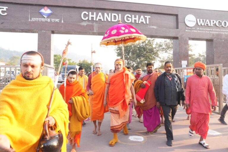 शंकराचार्य स्वामी श्री अविमुक्तेश्वरानंद सरस्वती जी की  शीतकालीन चारधाम तीर्थ दर्शन यात्रा के निमित्त हरिद्वार के चण्डीघाट पर भगवती भागीरथी गंगा जी की महापूजा एवं महाआरती सम्पन्न हुई जानिए सभी समाचार