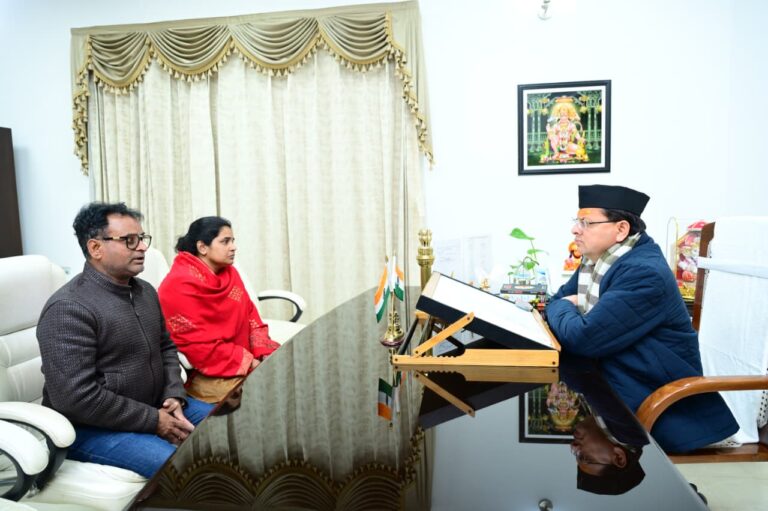 पत्रकार  पंकज मिश्रा की पत्नी श्रीमती लक्ष्मी मिश्रा  ने मुख्यमंत्री धामी से भेंट की