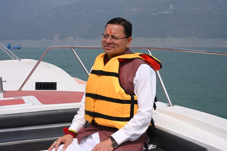 टिहरी झील में रोमांच के सफर पर निकले सीएम धामी