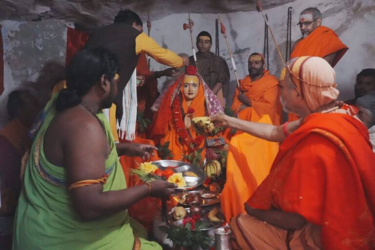 शंकराचार्य स्वामिश्रीः अविमुक्तेश्वरानंदः सरस्वती द्वारा प्रातः पूजा कर गुरुपादुका स्तोत्र का पाठ सम्पन्न हुआ