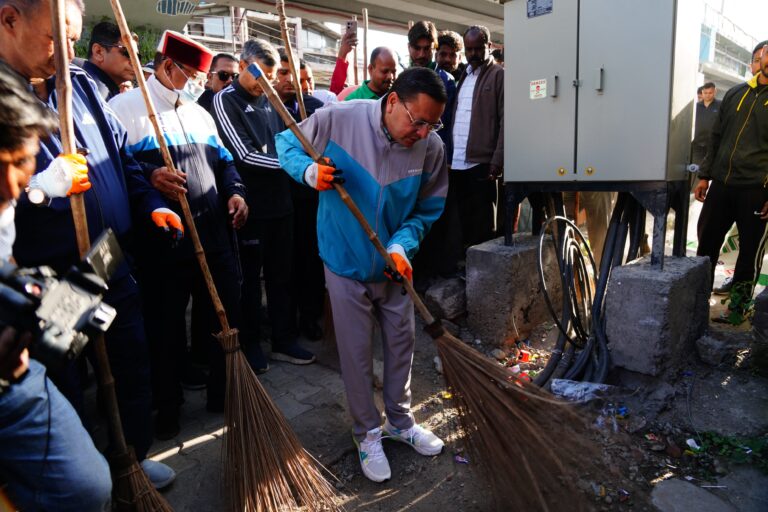 मुख्यमंत्री ने स्वेच्छा से स्वच्छता कार्यक्रम में  सफाई कर  प्रदेशवासियों को  स्वच्छ रहने का संदेश दिया जानिए सभी समाचार